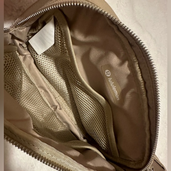 RARE LULULEMON NOT SOLD ANYMORE Beige Color EVERYWHERE BAG Popular - Picture 2 of 6